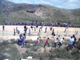 \palestinians swarm over the Israeli wall dividing occupied Golan from Syria